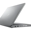 Dell Latitude E5440 Laptop in silber, schräg von hinten rechts fotografiert, leicht geöffnet mit sichtbarer Tastatur und Lüftungsschlitzen